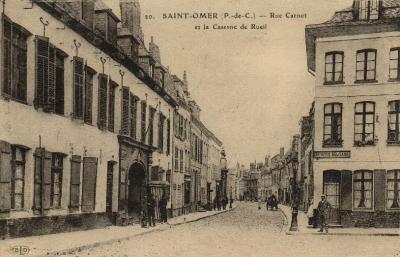 Cette rue fut longtemps l'artère principale de la ville,sur la gauche on aperçoit l'entrée de la caserne Bueil et sur la droite une buvette militaire.